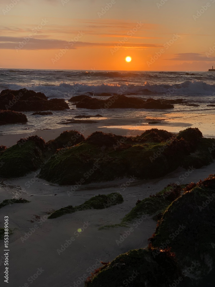 Obraz premium Sunset over Atlantic Ocean in Porto