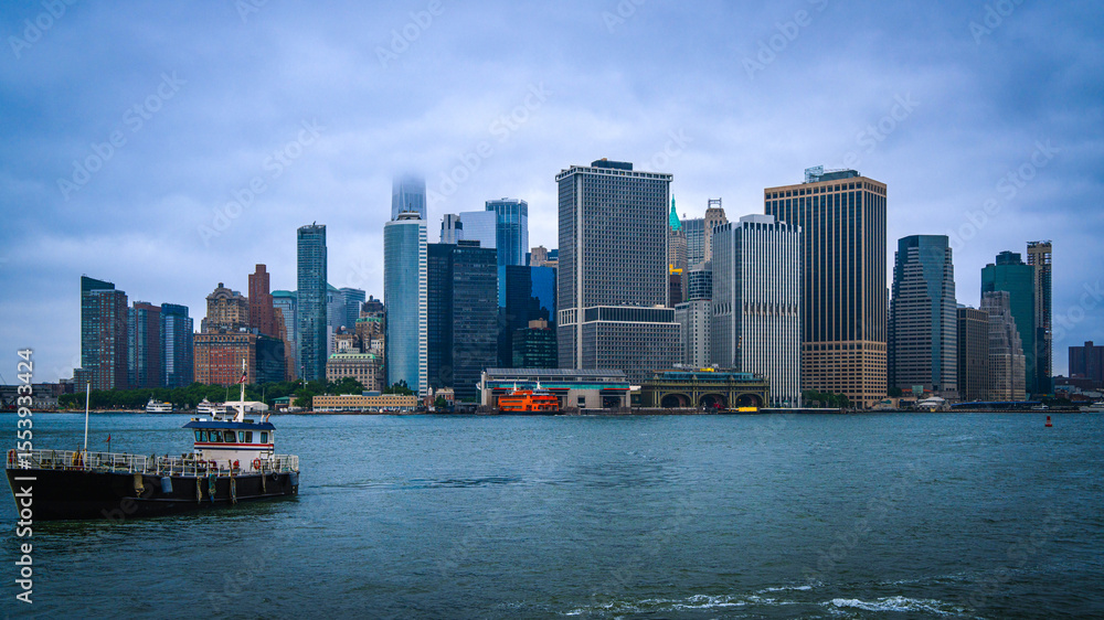 Obraz premium New York City skyline and Lower Manhattan Financial District buildings as seen from Governors Island over the New York Harbor, USA