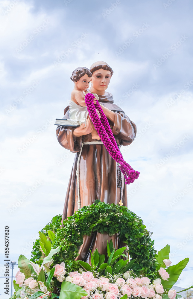 Fototapeta premium Saint Anthony holding Child Jesus Catholic religious statue