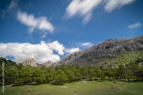 Panorámica montaña nubes, sierra norte de málaga
