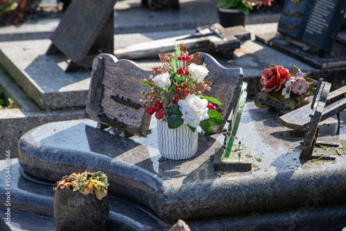 Vue de tombes fleuries et décorées dans un cimetière de ville. Cela permet de rendre hommage au défunt et de témoigner son attachement et le respect envers cet être cher.