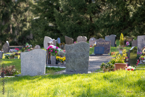 Monuments cinéraires installés dans le cimetière d'une commune en France. Le monument cinéraire est une sépulture exclusivement conçue pour la conservation des cendres funéraires des défunts crématisé
