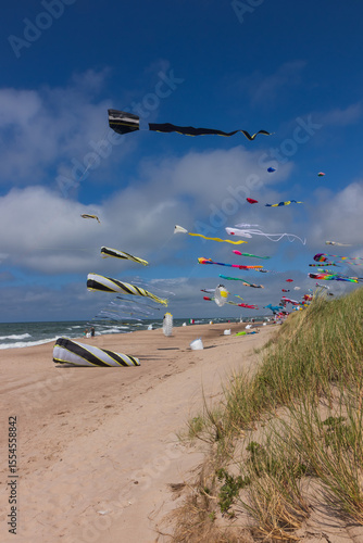 Latawce na plaży w dąbkach. Morze bałtyckie.