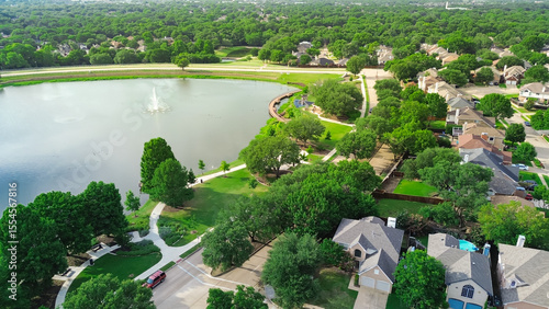 Foto Lush green community Rheudasil Park in Flower Mound, Texas with curved boardwalk