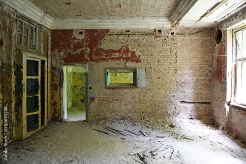 Tableau sur toile Blick in entkerntes Abrisshaus , Zimmer mit rohen Ziegelwänden und abblätterndem