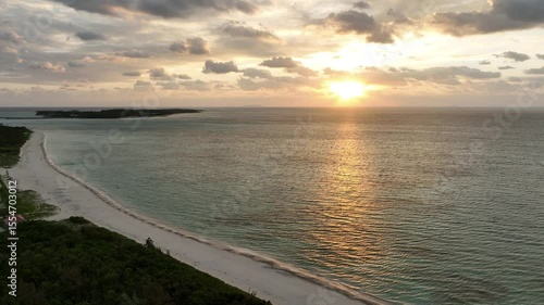 Wallpaper Mural 黄金に染まる朝焼けのイーフビーチ空撮 Torontodigital.ca