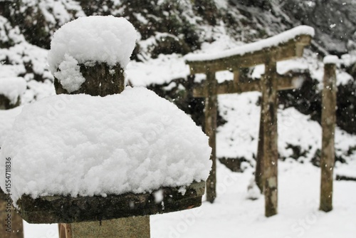 Wallpaper Mural  日本、京都,、比叡山、山、灯篭、赤燈籠、冬絶景、雪景色、神社、鳥居、冬の絶景、ポット、旅行、風景、旅、森,、自然、空,、冬、木、写真素材 Torontodigital.ca