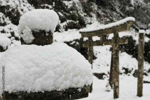 Wallpaper Mural  日本、京都,、比叡山、山、灯篭、赤燈籠、冬絶景、雪景色、神社、鳥居、冬の絶景、ポット、旅行、風景、旅、森,、自然、空,、冬、木、写真素材 Torontodigital.ca