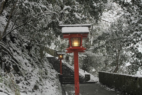  日本、京都,、比叡山、山、灯篭、赤燈籠、冬絶景、雪景色、神社、鳥居、冬の絶景、ポット、旅行、風景、旅、森,、自然、空,、冬、木、写真素材