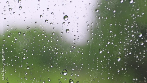 窓についた雨粒
