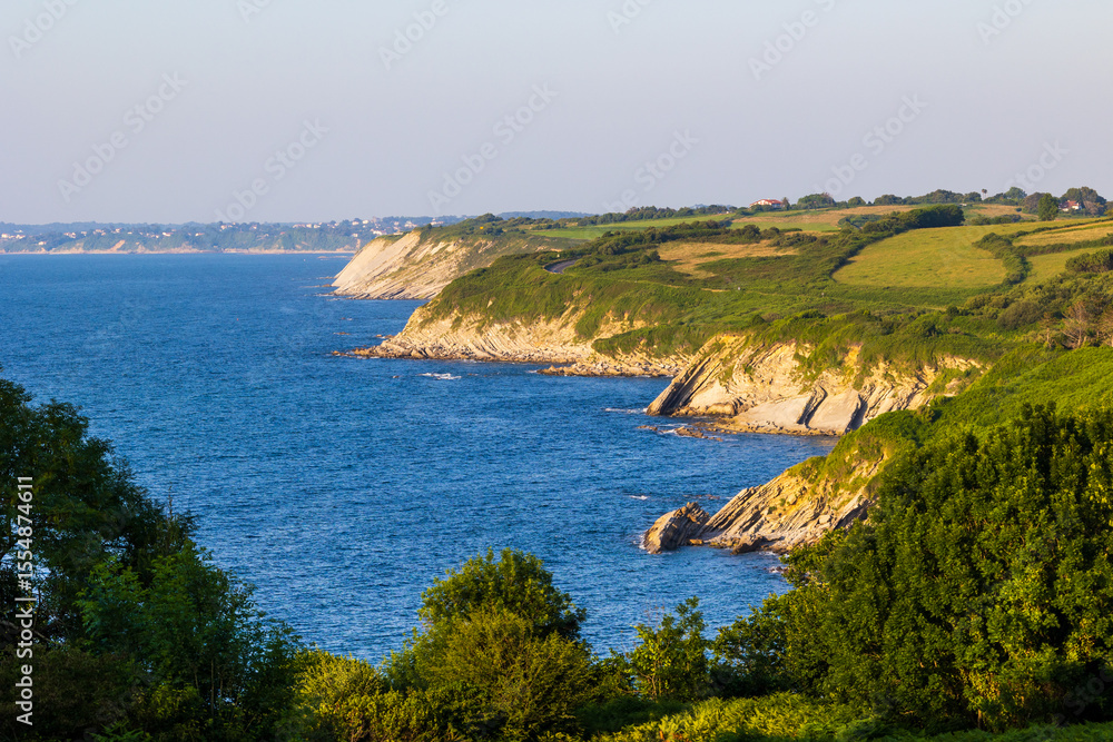 Obraz premium Flysch Cliffs Between Hendaye and Saint-Jean-de-Luz Along the Corniche Road