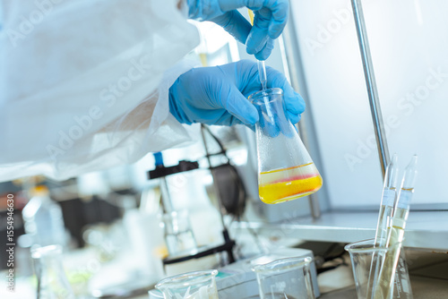Foto Laboratory Testing and Quality Control of Oil Sample by Scientist with Pipette a