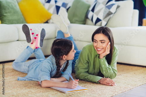 Fotografía Mother and daughter enjoying bonding time together at home during a relaxed and