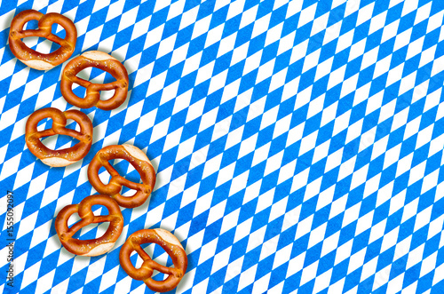 Oktoberfest Hintergrund mit Blau-Weißer Tischdecke und brezel