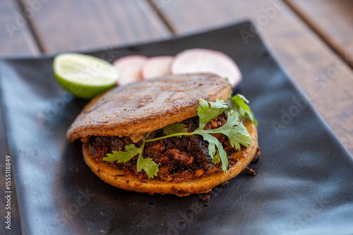 gordita de chicharrón prensado cocina mexicana