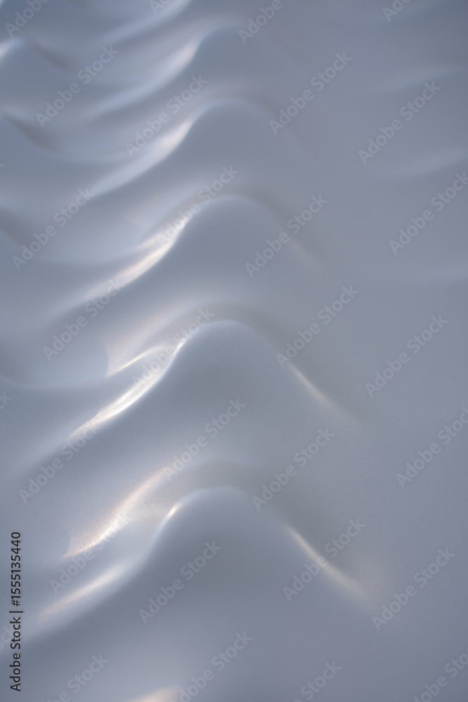 Obraz premium Abstract flowing silver waves with soft light reflections and subtle texture