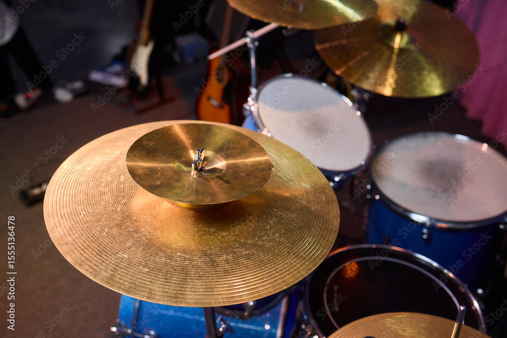 Obraz premium Dynamic and Engaging Drumming Session Featuring a Complete Drum Set and Beautiful Cymbals