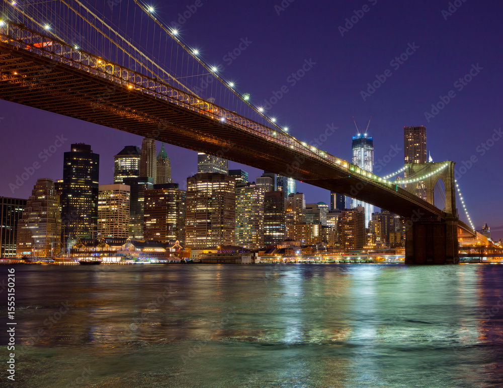 Fototapeta premium The Brooklyn Bridge in New York city at night