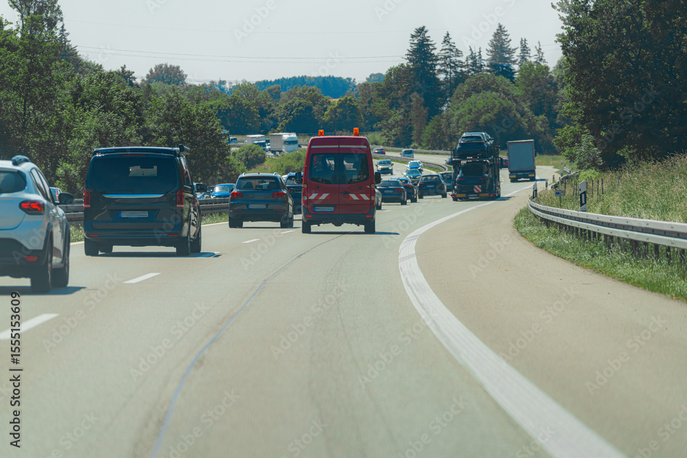 Ταπετσαρία Heavy traffic on a highway with emergency vehicle and varied vehicles in motion