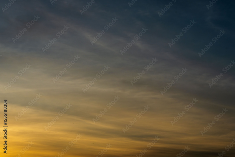 Obraz premium 初夏の空 茜色に染まる夕焼け空24