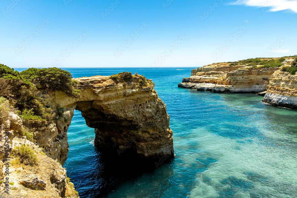 Fototapeta premium Ein kleiner Strandbesuch in der Bucht Marinha vor der wunderschönen Küsten an der Algarve - Portugal