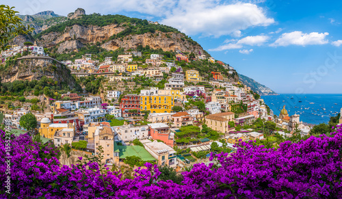 Fototapeta Naklejka Na Ścianę i Meble -  Scenic view of the colorful cliffside town of Positano on the Amalfi Coast, Italy, with traditional Mediterranean architecture and the Tyrrhenian Sea.