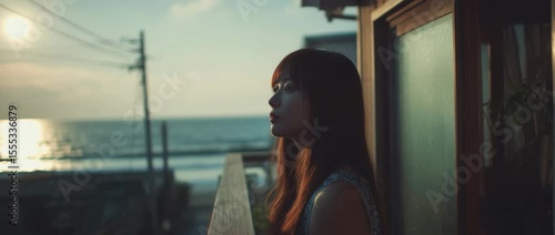 海の背景と美女のポートレート