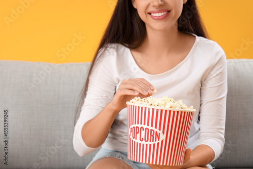 Young woman with popcorn wa...