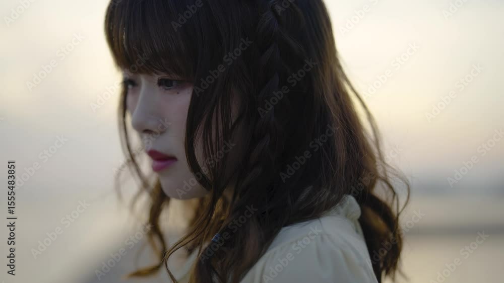 夕暮れの海にいる女性 夕暮れの海にいる女性