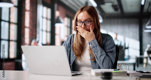 Tableau sur toile Cyber Attack Data Breach: Woman Shocked