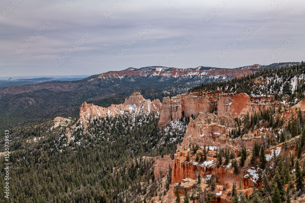 Obraz premium Farview Point / Piracy Point, Bryce Canyon National Park, Utah. Claron Formation, (Tcp) Pink member; mudstone, sistone, sandstone; weathers into picturesque cliffs, columns, spires, and pinnacles.