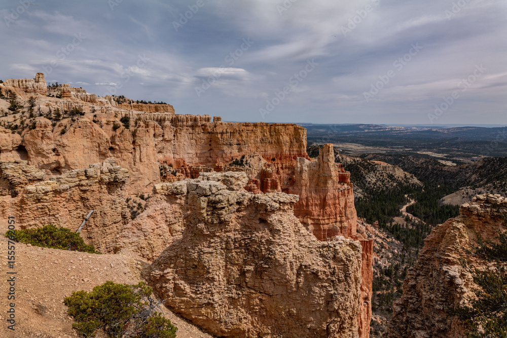 Fototapeta premium Paria View, Bryce Canyon National Park, Utah. Claron Formation, White limestone member, Pink member; mudstone, sistone, sandstone; picturesque cliffs, columns, spires, and pinnacles.