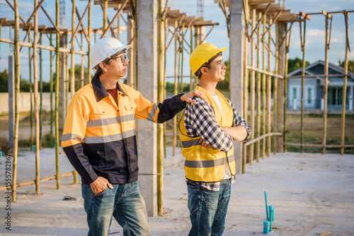 Tableau sur toile An elderly engineer and a middle-aged man at a construction site engage in a ser