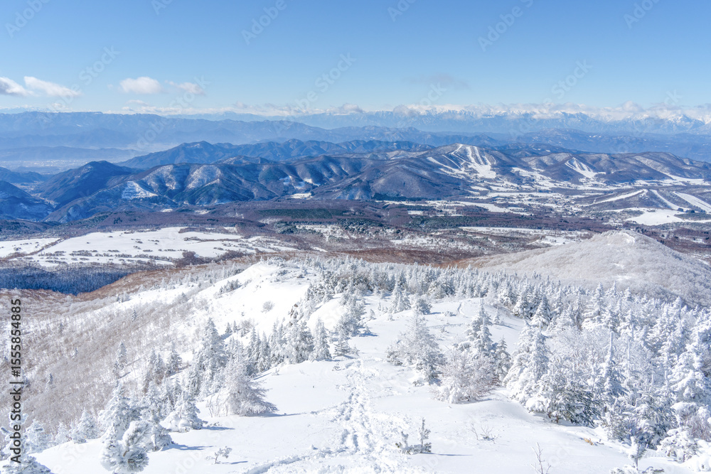 Obraz premium 快晴の雪山と足跡