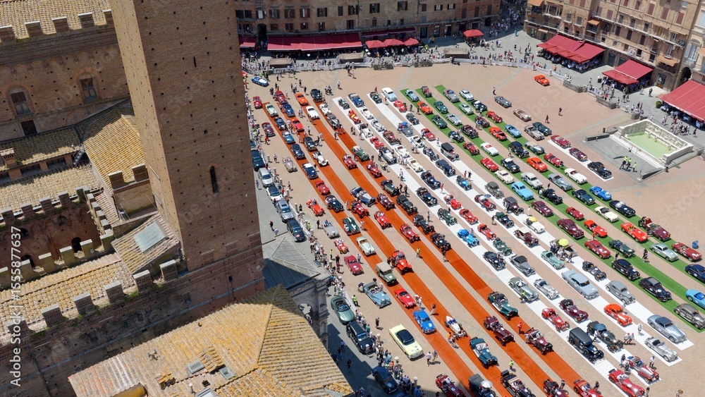 Fototapeta premium Siena, Toscana, Italia - 06/18/2025: Auto d'epoca esposte in Piazza del Campo durante la competizione MilleMiglia. Vista aerea delle auto storiche nella Piazza del centro di Siena.