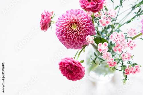 ピンクの花のアレンジ,ダリア,ナデシコ,バラ