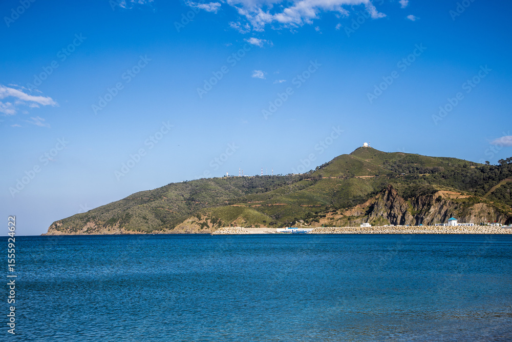 Naklejka premium Malownicze wybrzeże nad Morzem Śródziemnym w mieście Mdiq (Maroko)