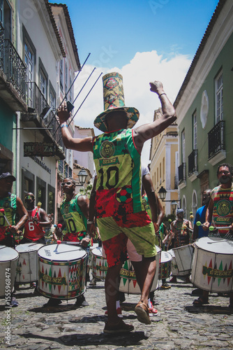 Fotografie brazilian man dancing in carnival