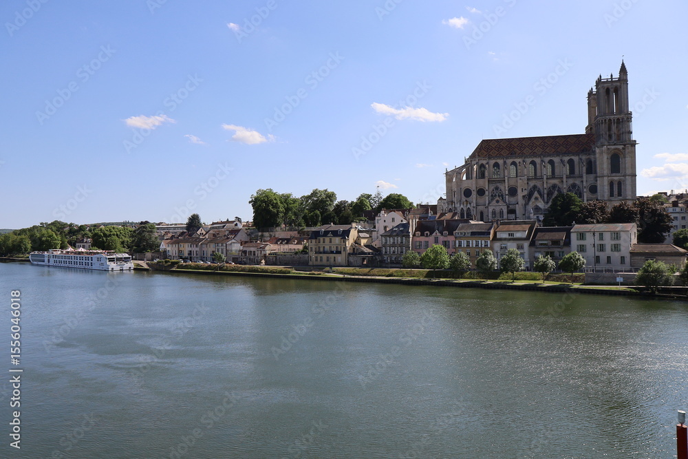 Obraz premium Vue d'ensemble de la ville le long de la Seine, ville de Mantes la Jolie, département des Yvelines, France