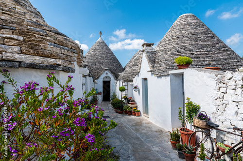 Petite ruelle en impasse d'Alberobello, village italien des Pouilles classé au patrimoine mondial de l'UNESCO