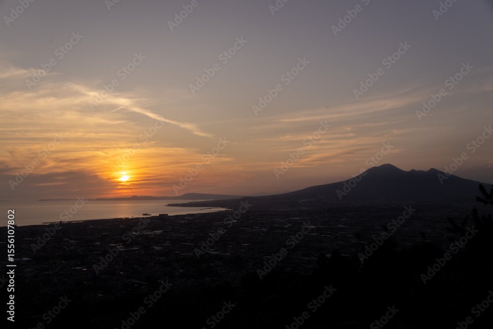 Obraz premium Beautiful sunset over the Bay of Naples. Silhouette of the dormant Vesuvius volcano.