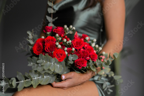 Fotografie beautiful mulatto woman with a large bouquet of scarlet roses