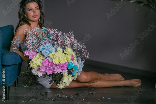 Obraz na płótnie gorgeous mulatto girl with fresh flowers