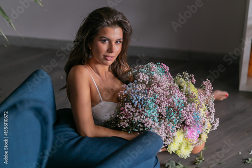 Obraz na płótnie gorgeous mulatto girl with fresh flowers