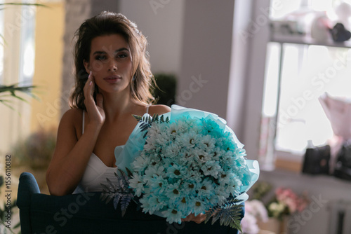 Fotografie gorgeous mulatto girl with fresh flowers