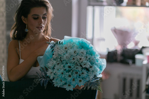 Fotografie gorgeous mulatto girl with fresh flowers