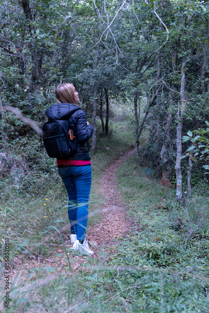 Naklejka premium Vertical photography of a backpacker in the forest