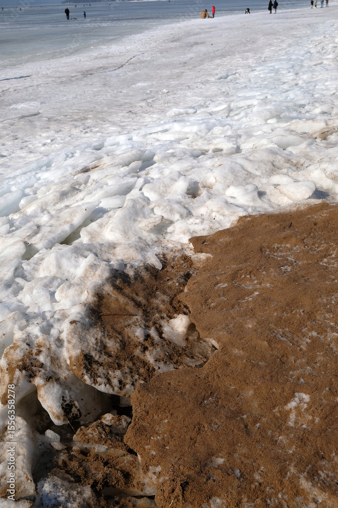 Obraz premium snow on the sandy shore