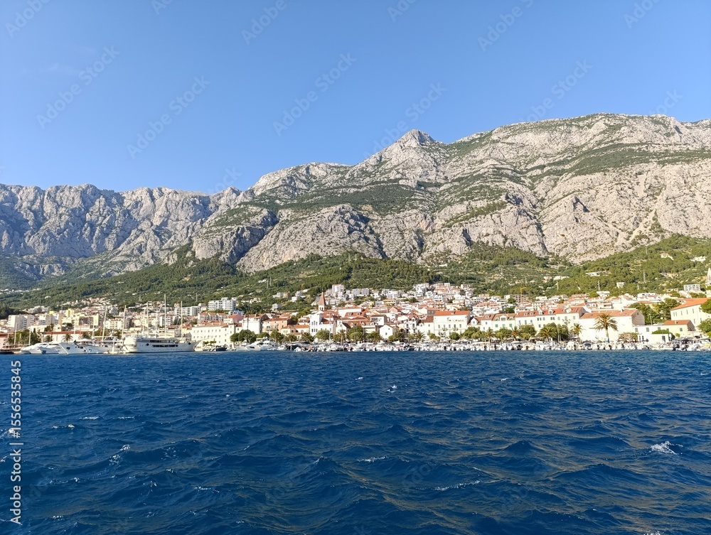 Obraz premium view of the sea and mountains, makarska croatia