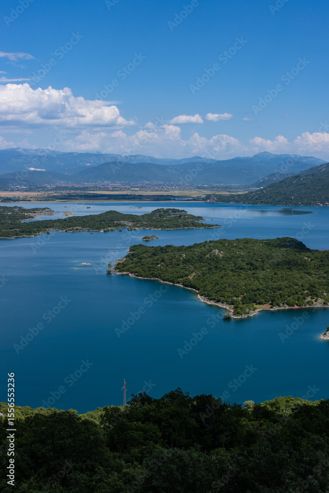 Türkisblauer See mit kleinen stark bewachsenen Inseln mitten in Montenegro, Slano Jezero Türkisblauer See mit kleinen stark bewachsenen Inseln mitten in Montenegro, Slano Jezero